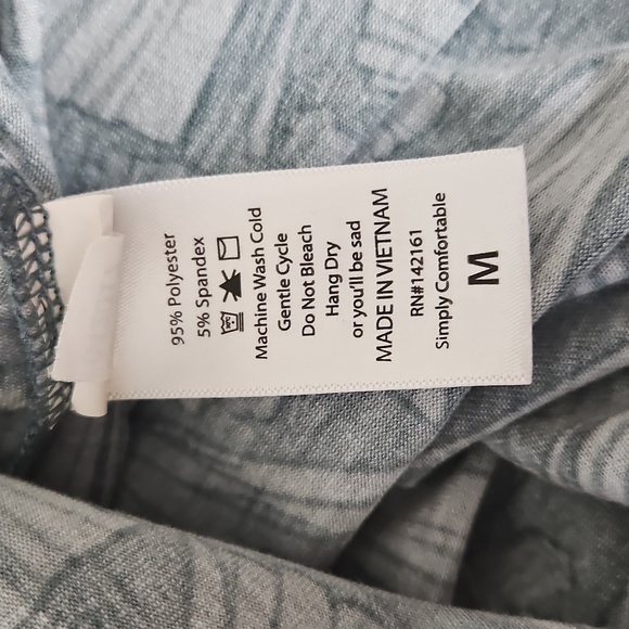 Lularoe Randy Raglan Tee in Disney Aurora Print Size Medium - Picture 5 of 5